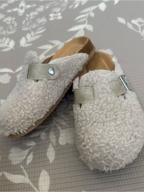 Youth Kensie Girl Plush Sherpa Slip-On Clogs with Adjustable Strap size 1